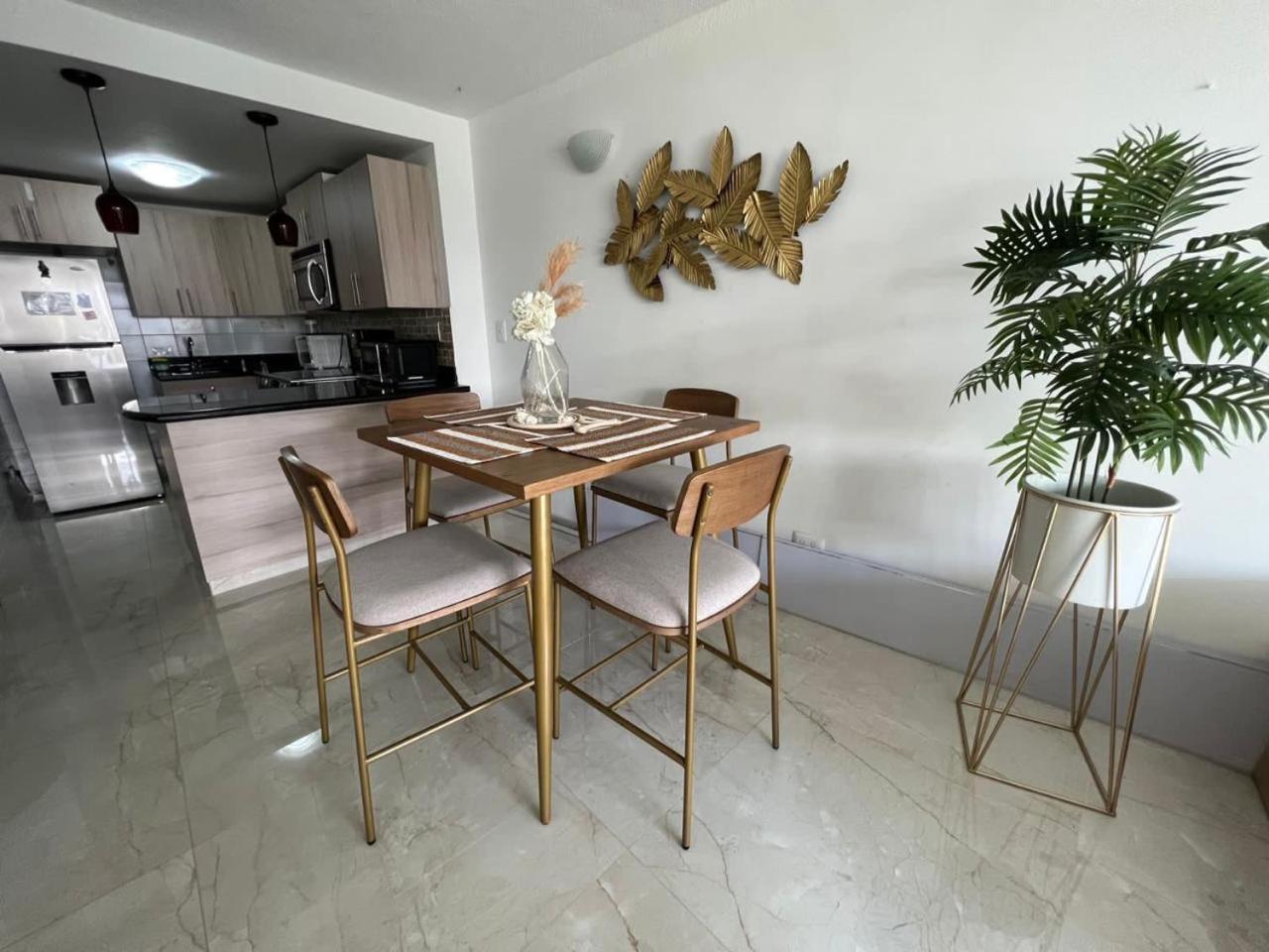 Apartamento 1 Cuadra De La Playa Principal *